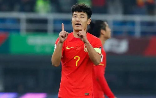 国足世预赛下轮2人停赛：小将崛起与球队困境