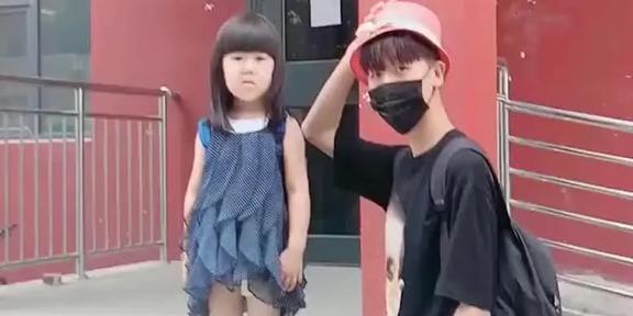 哥哥带四月龄妹妹参加活动被围观：一场爱与责任的旅程