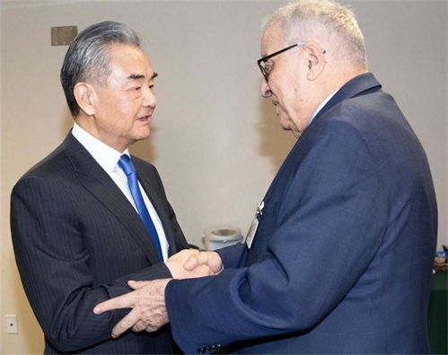 中日韩外长会：韩国外长与王毅握手背后的深意