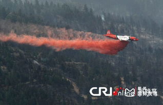 河南焦作山火蔓延，直升机取水灭火的惊心动魄时刻