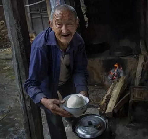 93岁强奸犯因无法自主行走被拒收押：法律与人性的双重考验