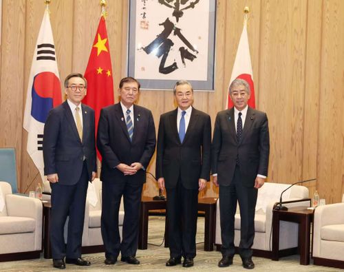 中日韩合作新篇章：王毅外长访日的深远意义