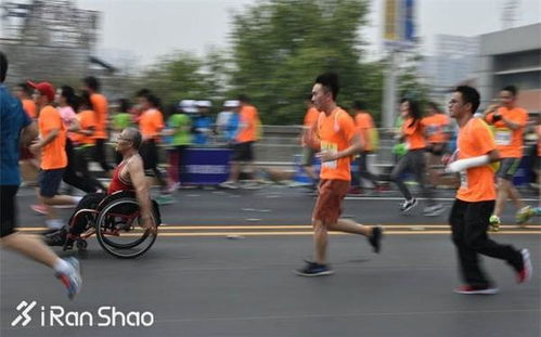 武汉马拉松“轮椅哥”淡定超车：速度与激情的另类诠释