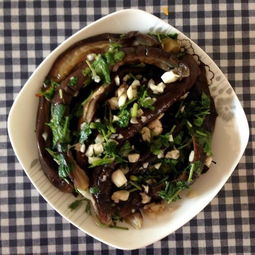 东北小伙花式夹咸菜引来商家惊叹