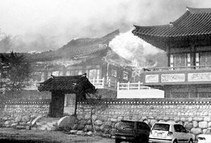 韩国千年古刹被烧毁：一场大火背后的教训与反思