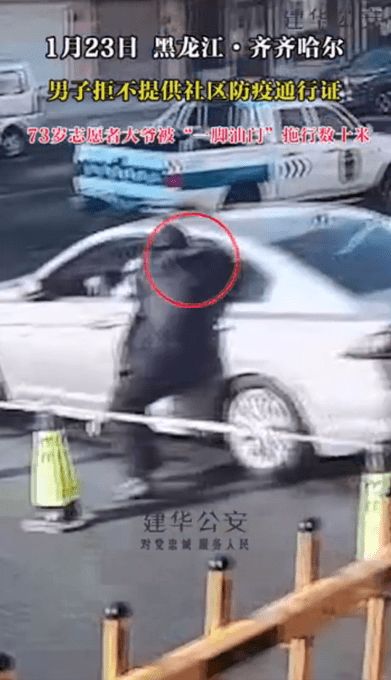 惊险一刻：四川逃犯驾驶黑色轿车冲撞警方后逃窜，背后真相令人深思