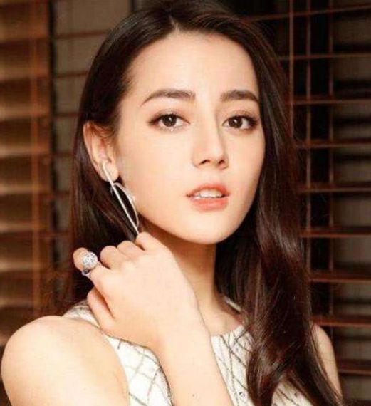 撞脸热巴的美女导游自称一般水平：她的回应让网友笑到停不下来