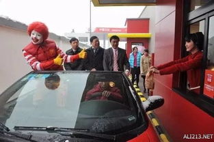 车迷排队2小时只为模拟驾驶跑上赛：一场速度与激情的盛宴