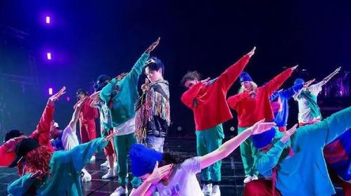 鱼蛋粤语演唱会的爆笑瞬间：二人转大舞台现场直击