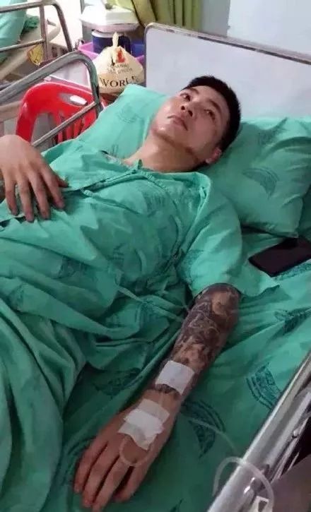 海漂一夜的男孩回家后躲起来，背后的故事让人揪心