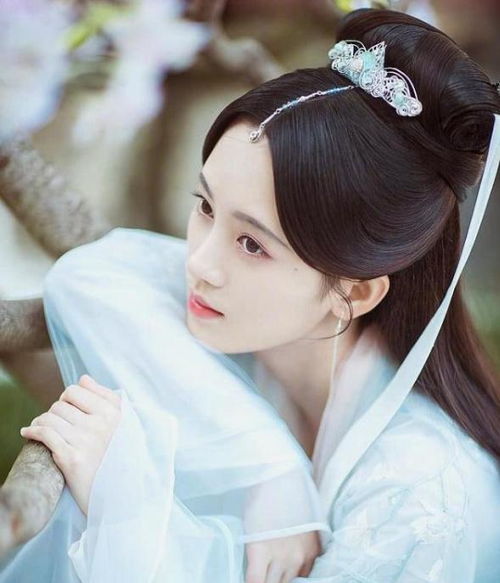 鞠婧祎的母仪天下风范：从古装到现代，她如何征服时尚圈