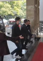 雷军回母校武大与雷军班同学合影比OK，樱花季校友重聚背后的故事