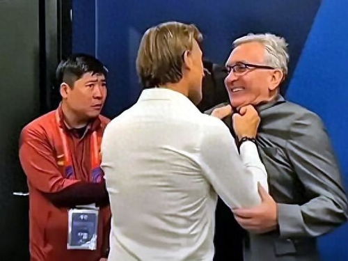 国足主帅伊万被揪衣领：翻译惊讶，他却还在陪笑