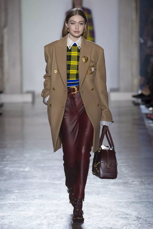 女生穿上弯刀裤后绷不住了：尴尬与时尚的碰撞