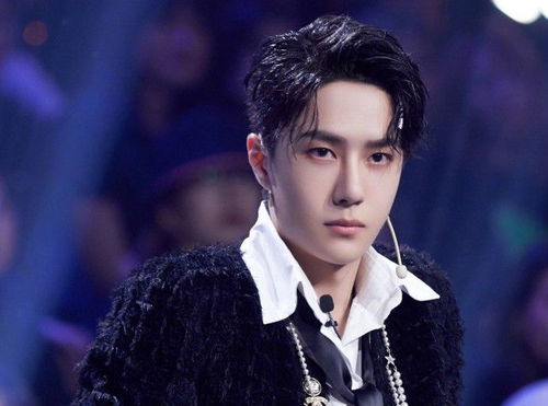 王一博再次挑战赛道：从攀冰到赛车，他是如何做到的？