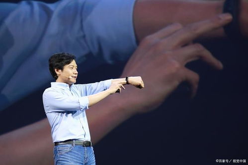 男生见到雷军因紧张手伸反了：真实故事背后的感动与启发