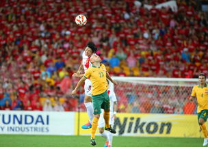 国足0-2不敌澳大利亚，世界杯之路再添坎坷