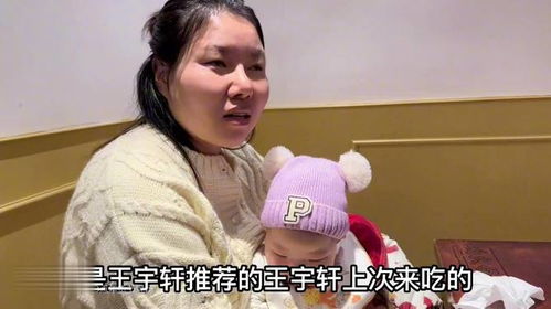 16岁哥哥第一次见刚出生的妹妹：小心翼翼的爱与成长