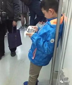 校园暴力事件背后：小学生被校长罚跪，不服者遭殴打的真相