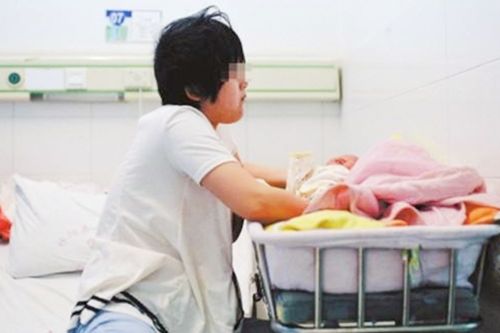 震惊！17岁女孩代孕产子背后：谁在为非法交易买单？