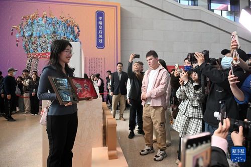 国博凤冠冰箱贴：从爆火到销量破百万的秘密