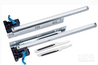 如何让滑轨屏更具互动性，弧形滑轨屏能为商场带来哪些变化