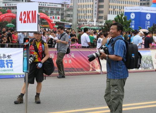 董事长参加马拉松被拍到？A股公司深夜发声，背后真相竟是这样