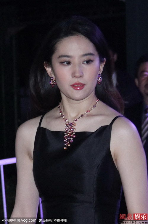 刘亦菲开车时的秘密：碟片与电台背后的文艺情怀