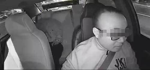 醉酒乘客误付10万车费，深圳的哥报警后当面退还