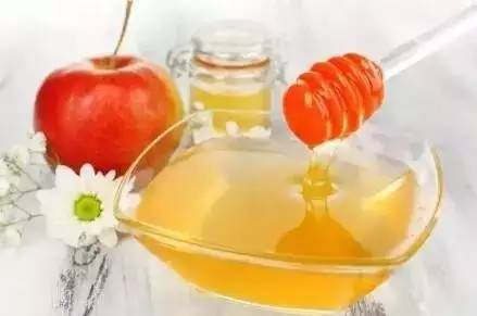 7个月婴儿误舔蜂蜜勺中毒，背后真相令人揪心！