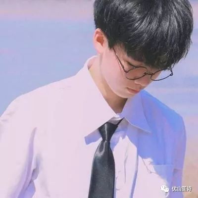 男子试戴假发在一声声好帅中迷失自己：从脱发到重拾自信的蜕变之旅