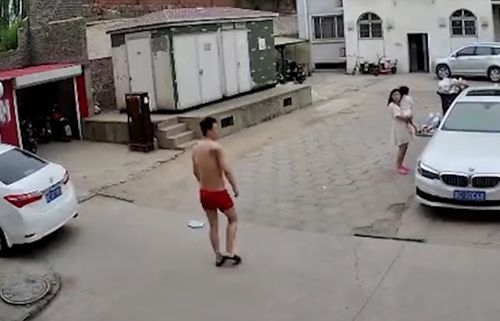 两女子遇地震商量“跑不跑”：真实经历还原与避震技巧解析