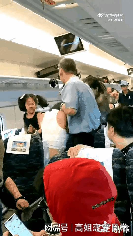 高铁男脱鞋放脚还打人？真相令人愤怒！