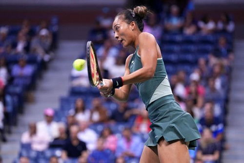 郑钦文0:2不敌萨巴伦卡：强敌面前的挑战与成长