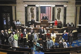 美国议员控枪辩论现场摸鱼，真相竟是如此讽刺