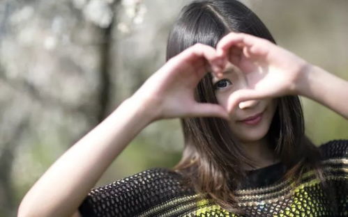 拍照确实是能让女生感到开心的事情呀！