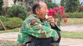 农民工中午吃饭为什么都喜欢喝一瓶啤酒？背后真相让人泪目