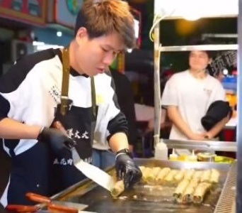 90后医生下班摆摊，最高月入2万：副业的另一种可能