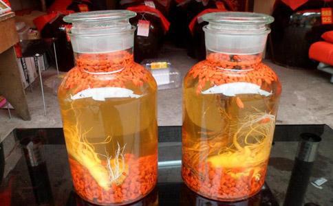 泡酒用多少度的白酒最合适？选错酒，养生变伤身