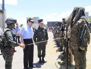 万斯副总统视察美军陆战队：重温军营生活背后的深意