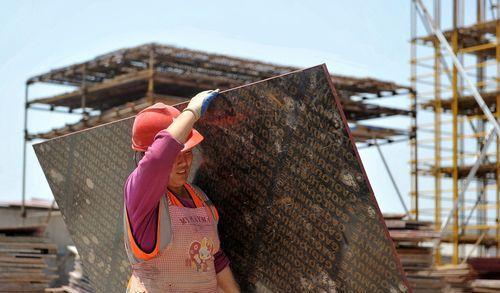 工地悲剧：男子被发小持匕首刺杀，妹妹揭开背后真相