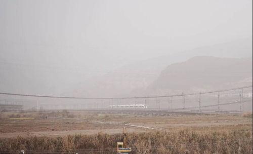 秦岭这次没能挡住沙尘，但它的守护依然值得感谢