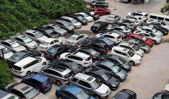 女子停车堵路拒绝挪车被当面指责：现场视频曝光真相