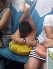 打工人午休新姿势：抱紧楼下那棵树