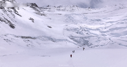 无人机带你4分钟云登珠峰：震撼体验世界之巅