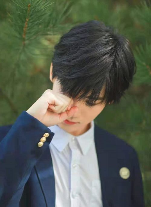 张真源名牌上是奔跑吧所有成员的名字：揭秘背后的故事