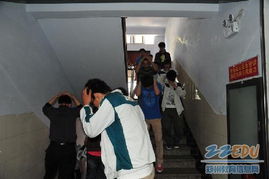 地震中的守护者：老师最后离开教室的感人瞬间