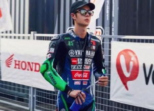 王一博赛车获亚军：从事故到荣耀，他的成长之路