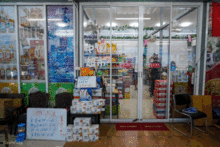 曼谷中国超市免费提供矿泉水等物资，温暖传递中泰友谊