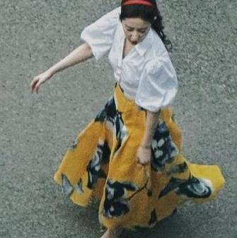 刘亦菲粉色花瓣裙美神降临：一场梦幻的视觉盛宴